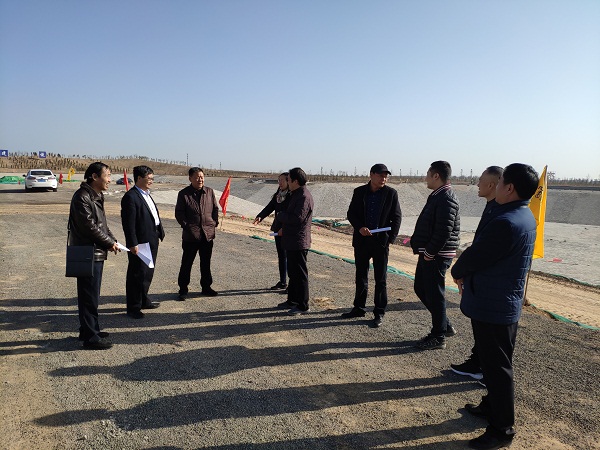 在渭北高效节水灌溉工程现场与项目负责人交流.jpg